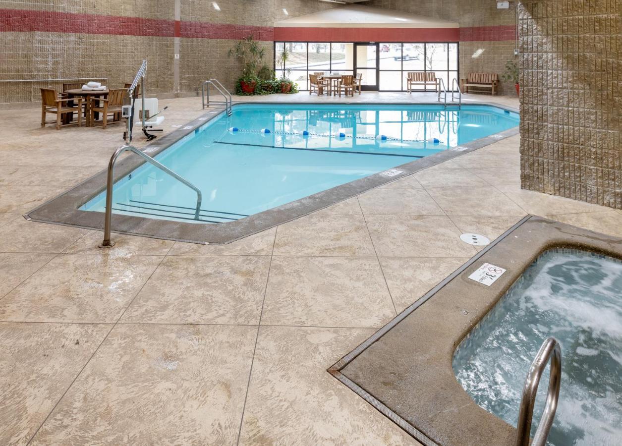 Gateway Hotel And Conference Center Ames Bagian luar foto
